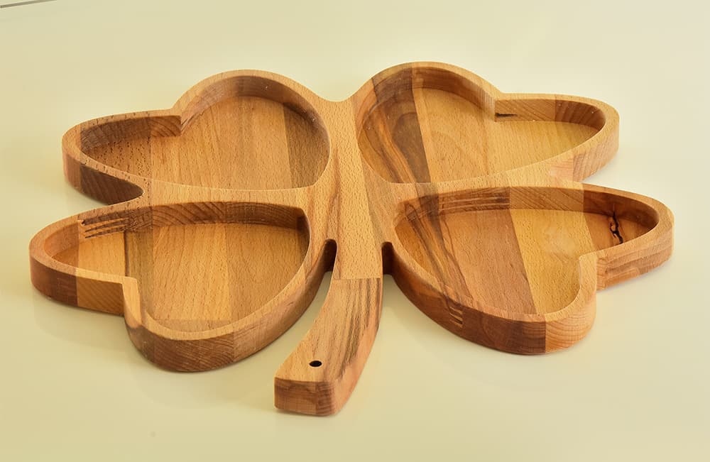 Daska za posluživanje u obliku deteline od drveta bukve 35x34cm