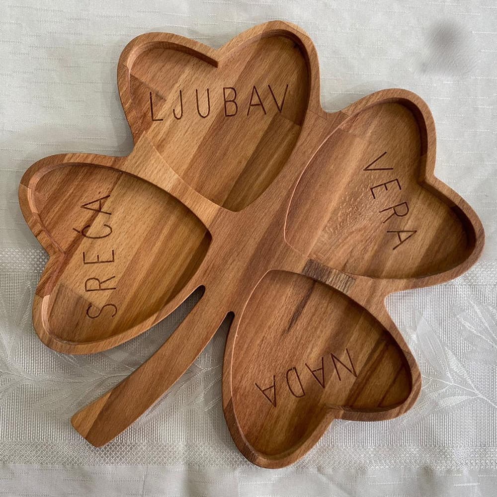 Daska za posluživanje u obliku deteline od drveta bukve sa gravurom 35x34cm