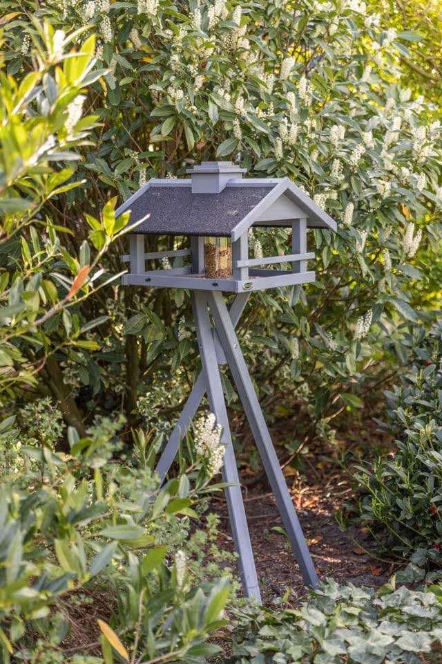 Velika hranilica za ptice na postolju 1.34m Drvena kućica sivo-crna Trixie 55813