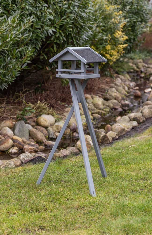 Hranilica za ptice na postolju 1.27m Drvena kućica siva Trixie 55815