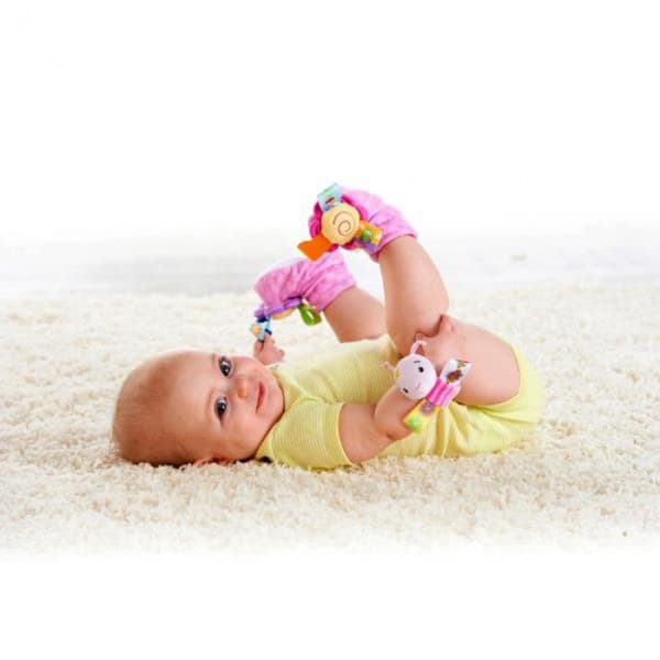 Taggies by Bright Starts Zveckave ružičaste patofne za bebu