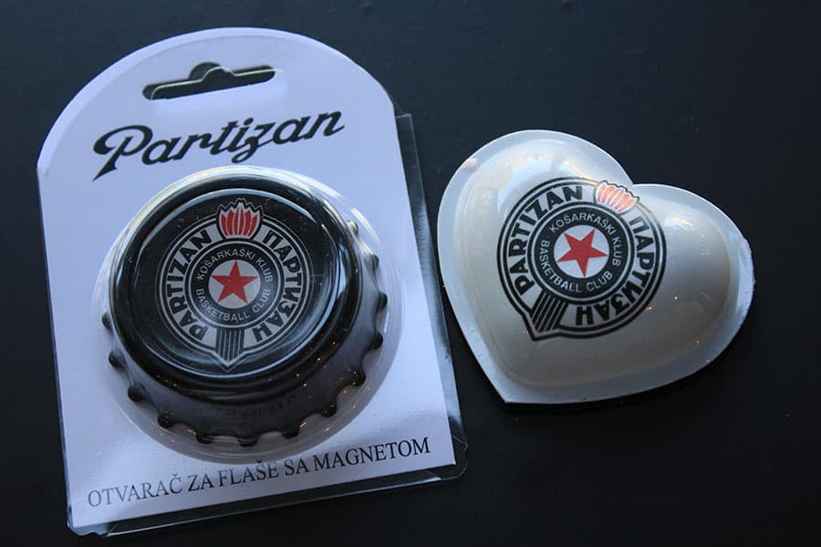 KK Partizan Otvarač Za Flaše + Poklon Magnet Srce