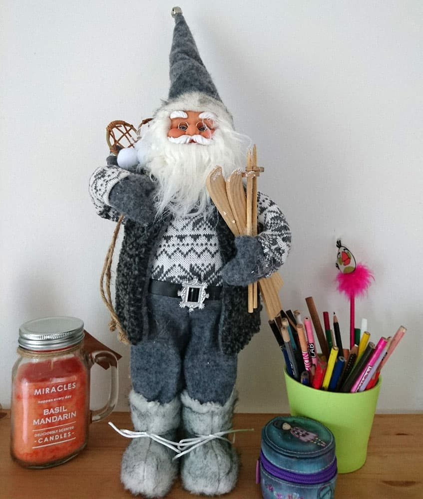 Deda Mraz Sa Skijama 43 cm Grey  - Novogodišnja Kućna Dekoracija