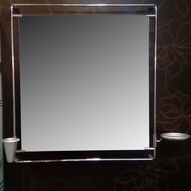 Ogledalo sa čašom za četkice i držačem sapuna