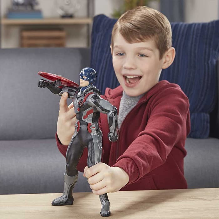 AVENGERS Figura Kapetan America Shield Blast 33cm E3358