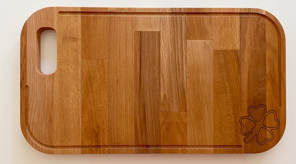 Pravougaona daska za sečenje od drveta bukve, sa detelinom 40x22cm