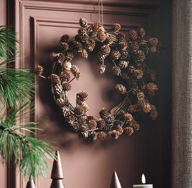 Novogodišnji venčić za vrata sa šišarkama 38cm