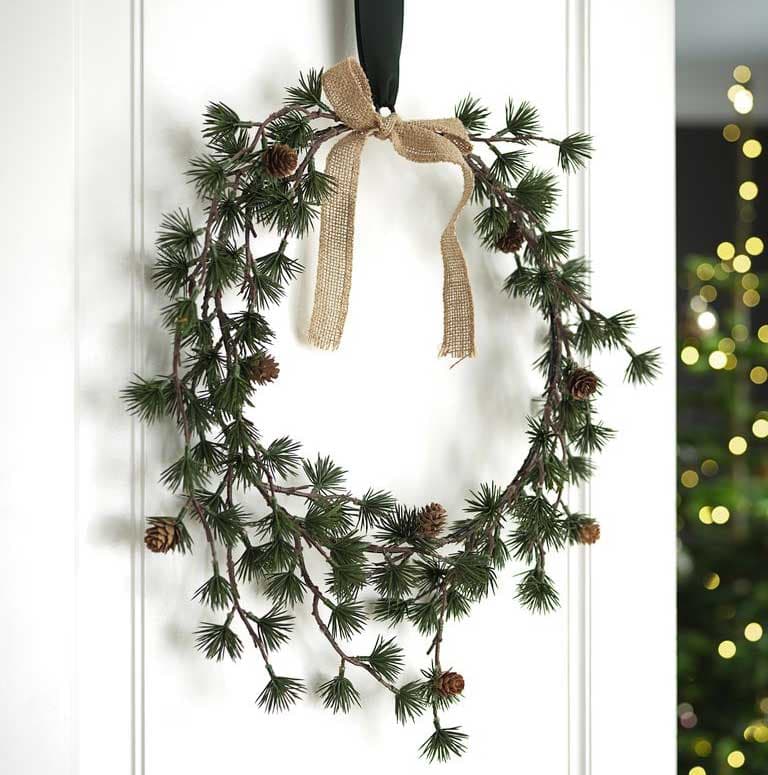 Novogodišnji dekorativni venčić sa šišarkama 45cm