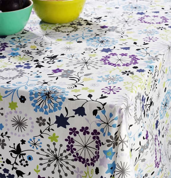 Satenski stolnjak Ninna 140x240cm cvetni dezen