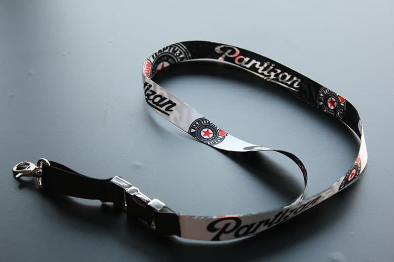 BC Partizan okovratnik sa metalnim karabinom