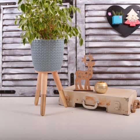 Drveni stalak sa plavom saksijom otvora 20 cm